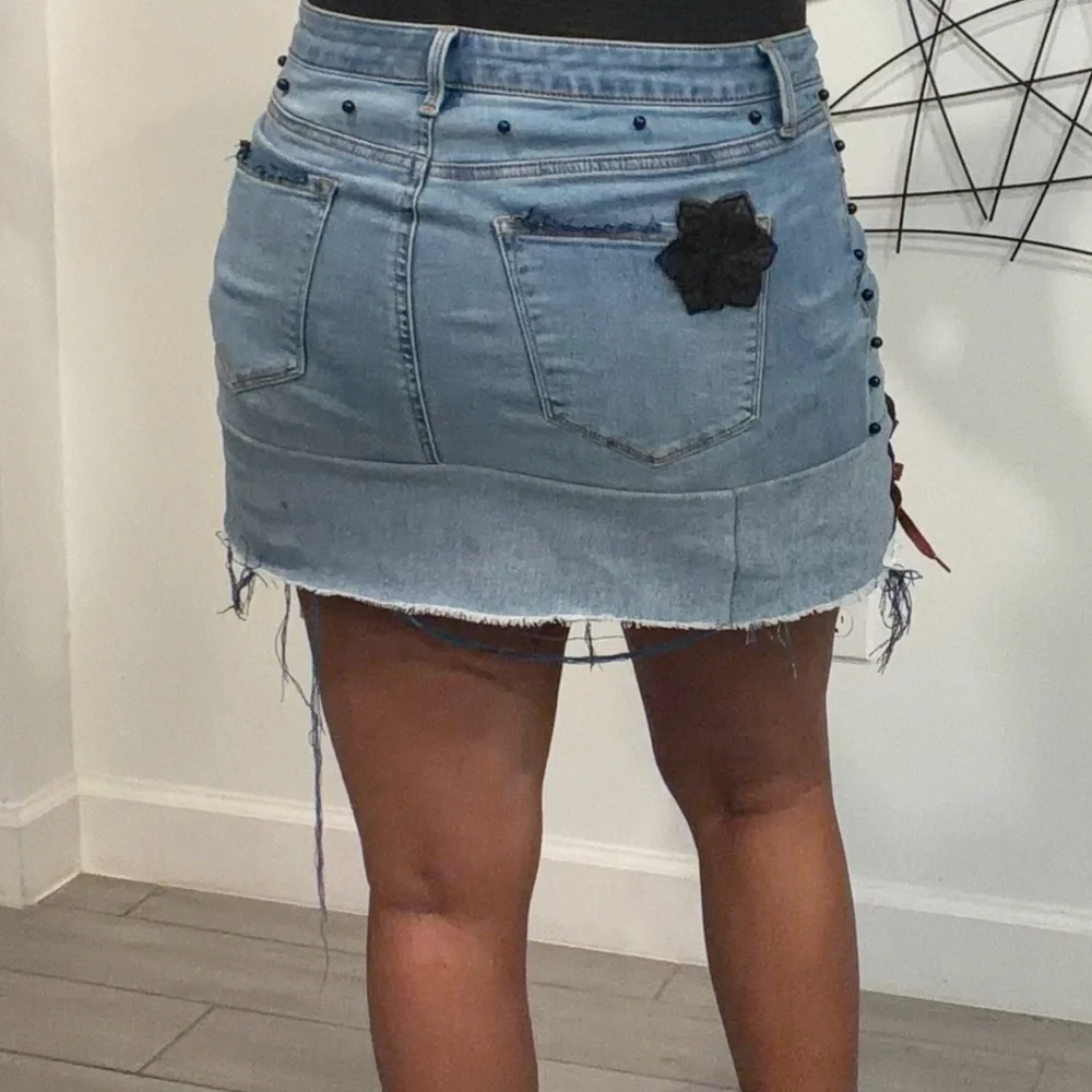 Stylish Denim Skirt with Pink Accents - Picture 3 of 6